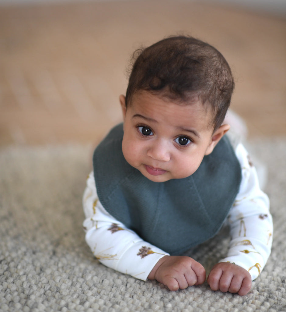 Knitted bib - Flora - Moss